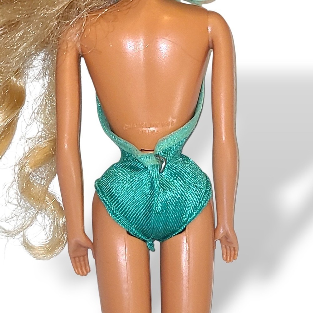 Vintage Barbie Doll Blonde Z Eyes Wearing Sunsational Malibu PJ Green Swimsuit - Picture 3 of 6